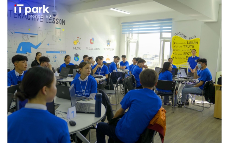 Хэнтийн сурагчид код бичиж өрсөлдөж байна