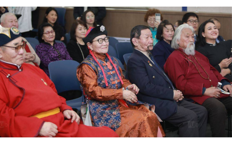 Асашёорюү Д.Дагвадоржийн ээж Х.Пүрэвбадам ном бичжээ