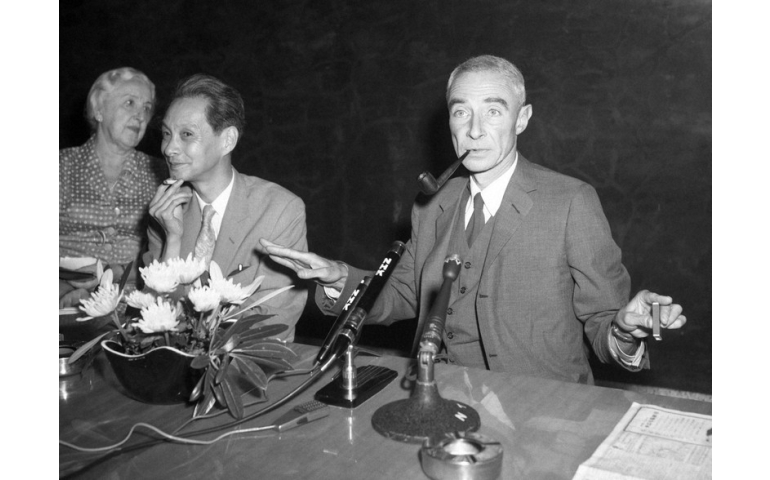 Робэрт Оппенхаймер атомын бөмбөгдөлтөд өртсөн хохирогчдоос 1964 онд уучлал гуйжээ