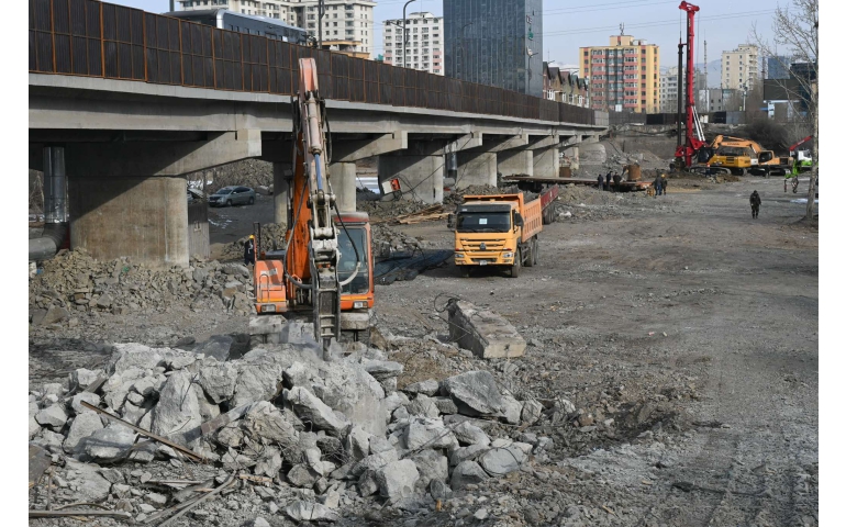 Зайсангийн хуучин гүүрийг буулгаж, шинэ гүүрний шонгийн суурийг өрөмдөж эхэлжээ